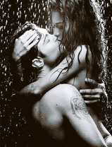 Страстный поцелуй под душем