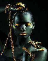 Без бренда «Девушка в черно-золотом макияже» в Орле